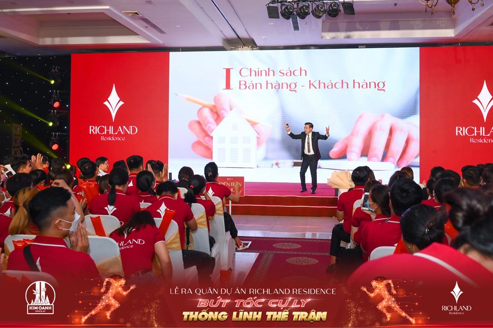 Ông Tô Duy Chinh – Giám đốc Khối Kinh doanh chia sẻ về Richland Residence tại lễ ra quân