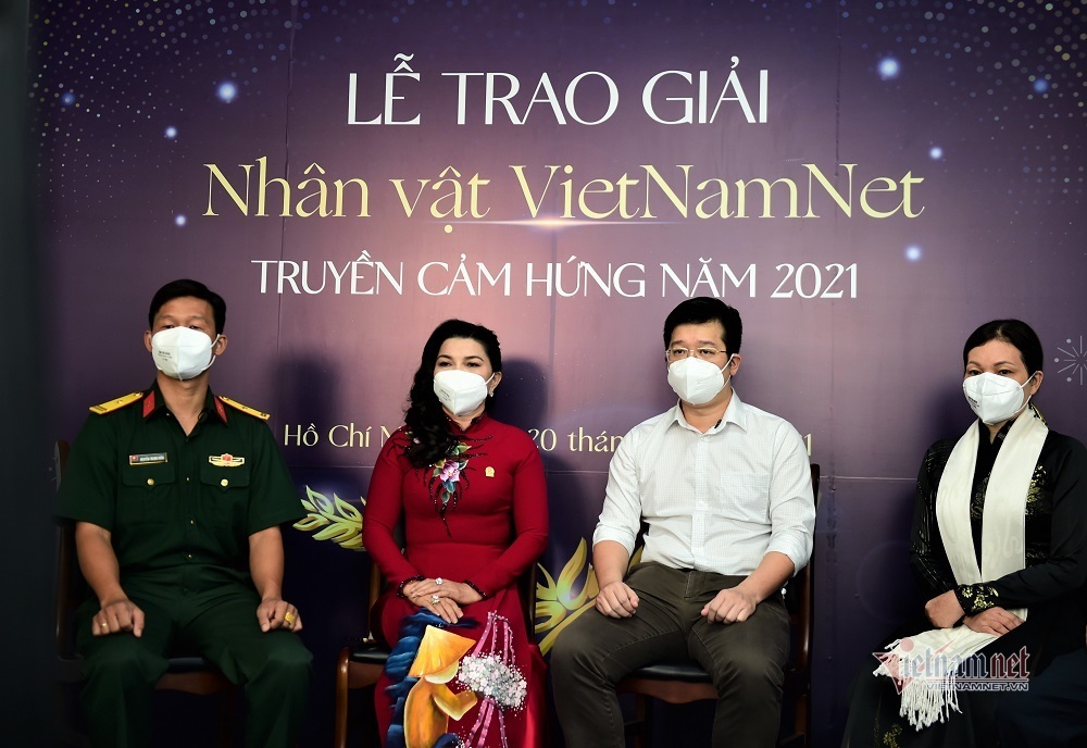 Bà Đặng Thị Kim Oanh (thứ 2 từ trái sang) là 4 nhân vật nhận được số lượng bình chọn nhiều nhất tại chương trình “Nhân vật VietNamNet truyền cảm hứng năm 2021”