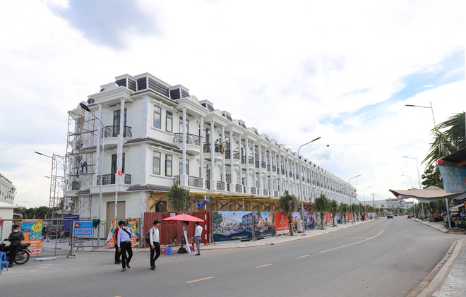 Dãy shophouse của phố thương mại Royal Town 